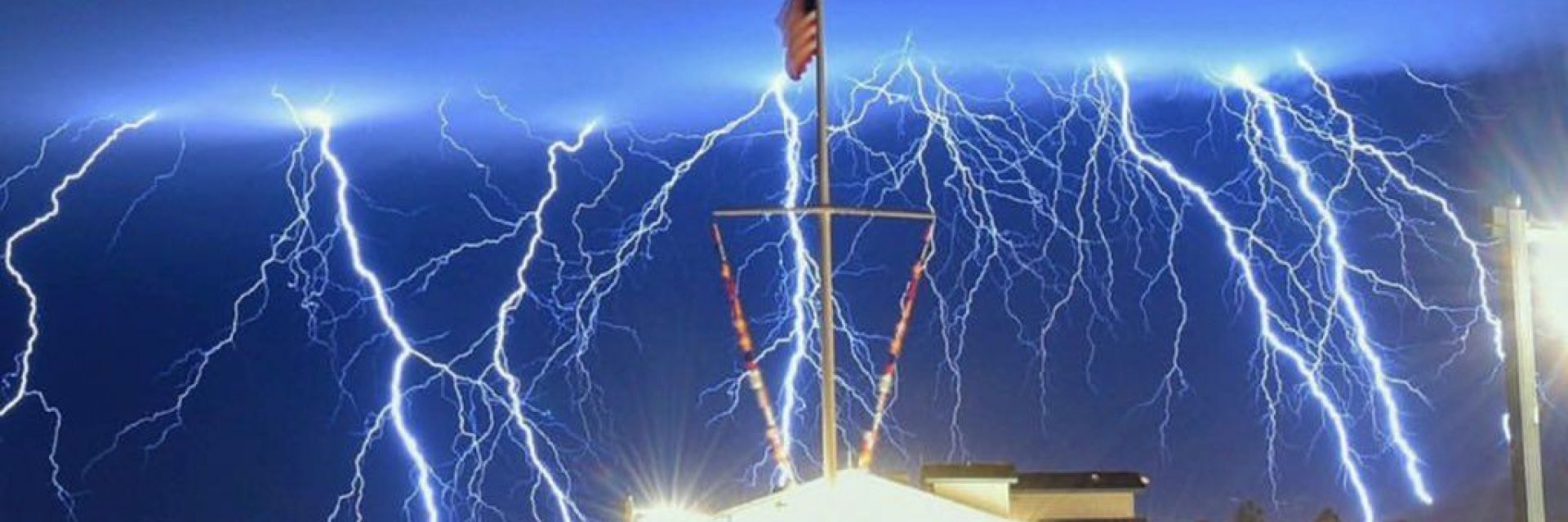 Ел Ниньо докара незапомнени гръмотевични бури в Калифорния