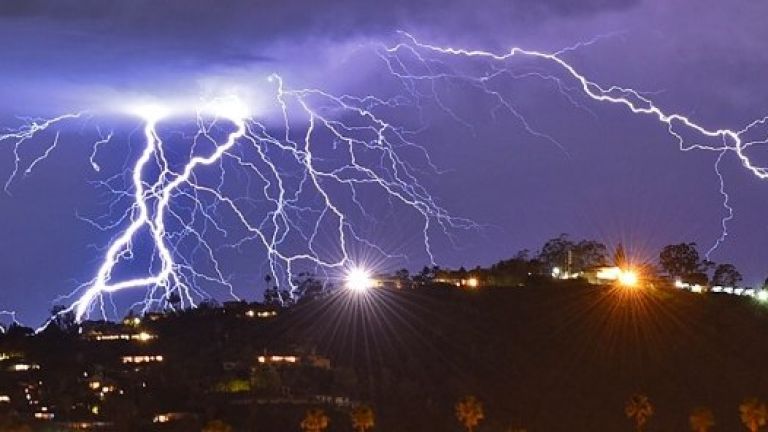 Orange code for rain and thunder today, heat is set