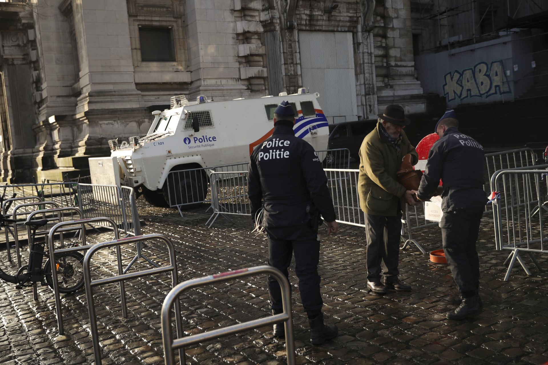 Полицейски служители извършват проверки за сигурност пред Палатата на правосъдието по време на процеса срещу Мехди Немуче в Брюксел
