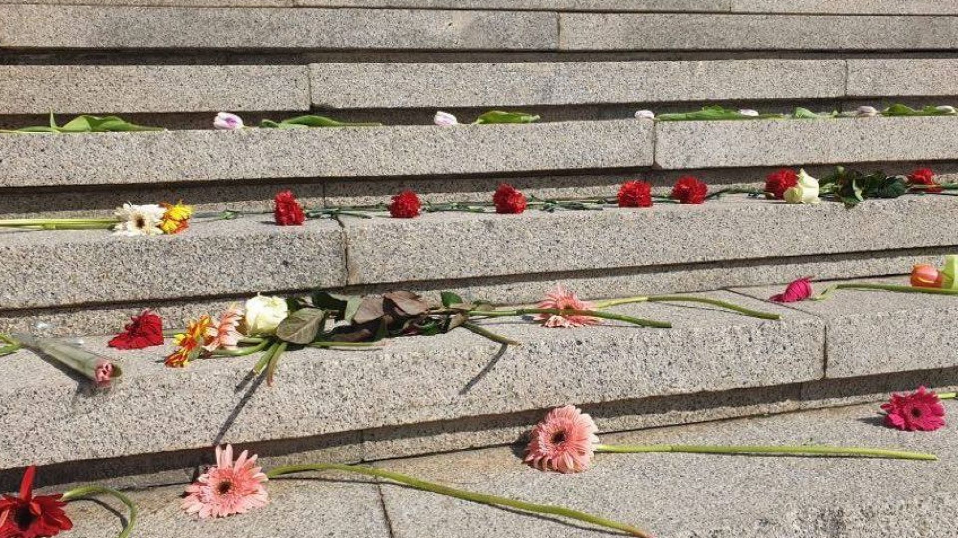 Жени поставиха цветя на стълбите на Народното събрание в памет