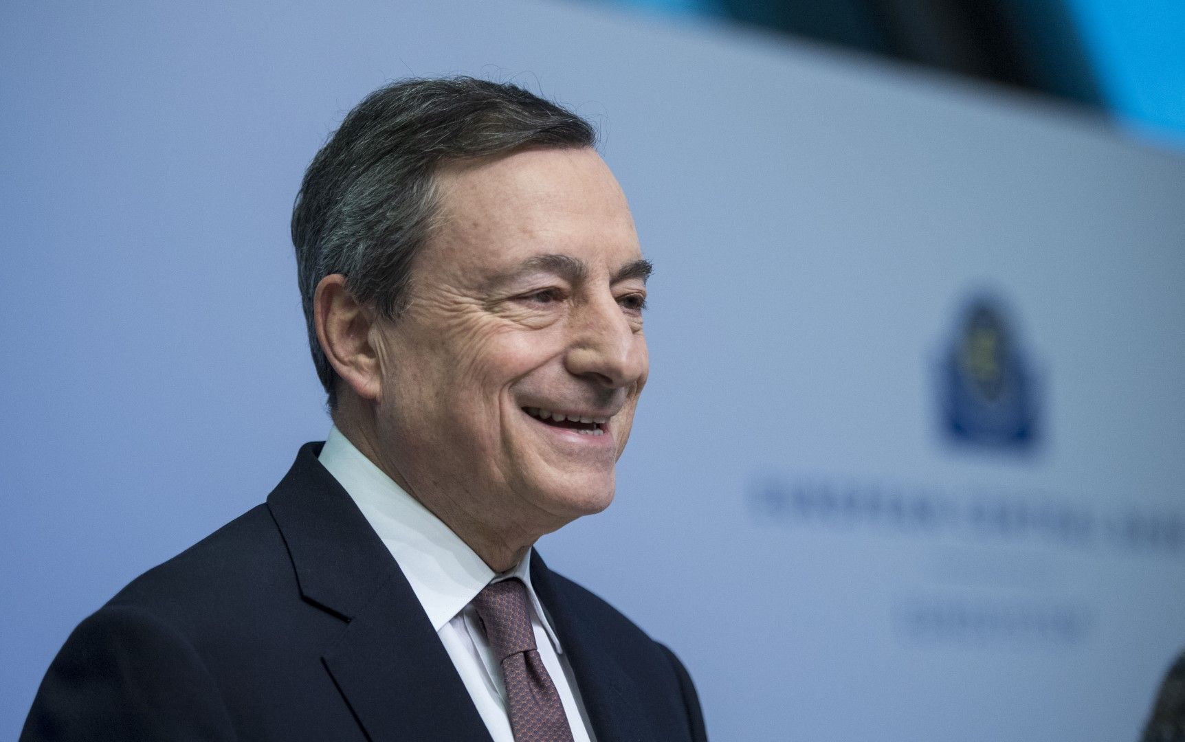Напускащият президент на ЕЦБ Марио Драги вече предупреди, че паричната политика може да не е достатъчна за стимулиране на икономиката