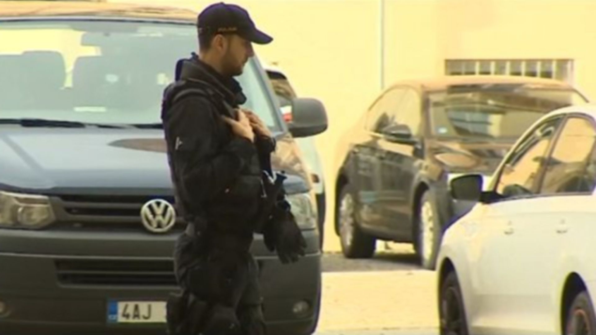 Служители от Националния център за борба с организираната престъпност NCOZ