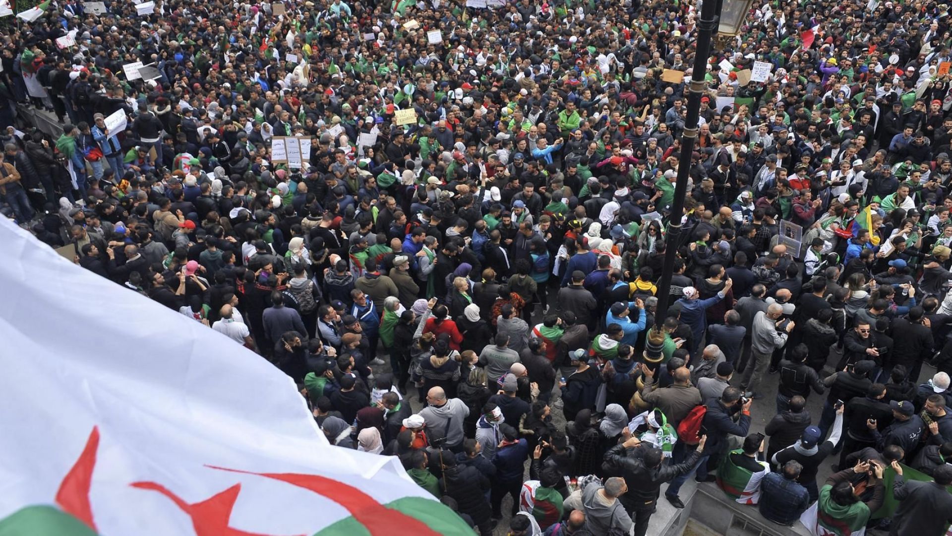 Хиляди граждани на Алжир излязоха днес по улиците на алжирските