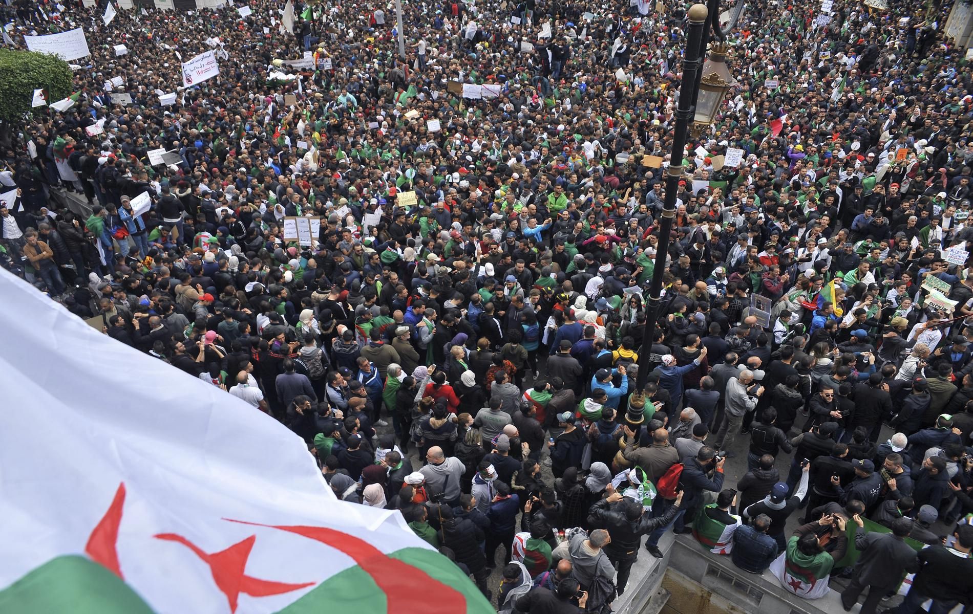 Половин милион излязоха на протест в Алжир
