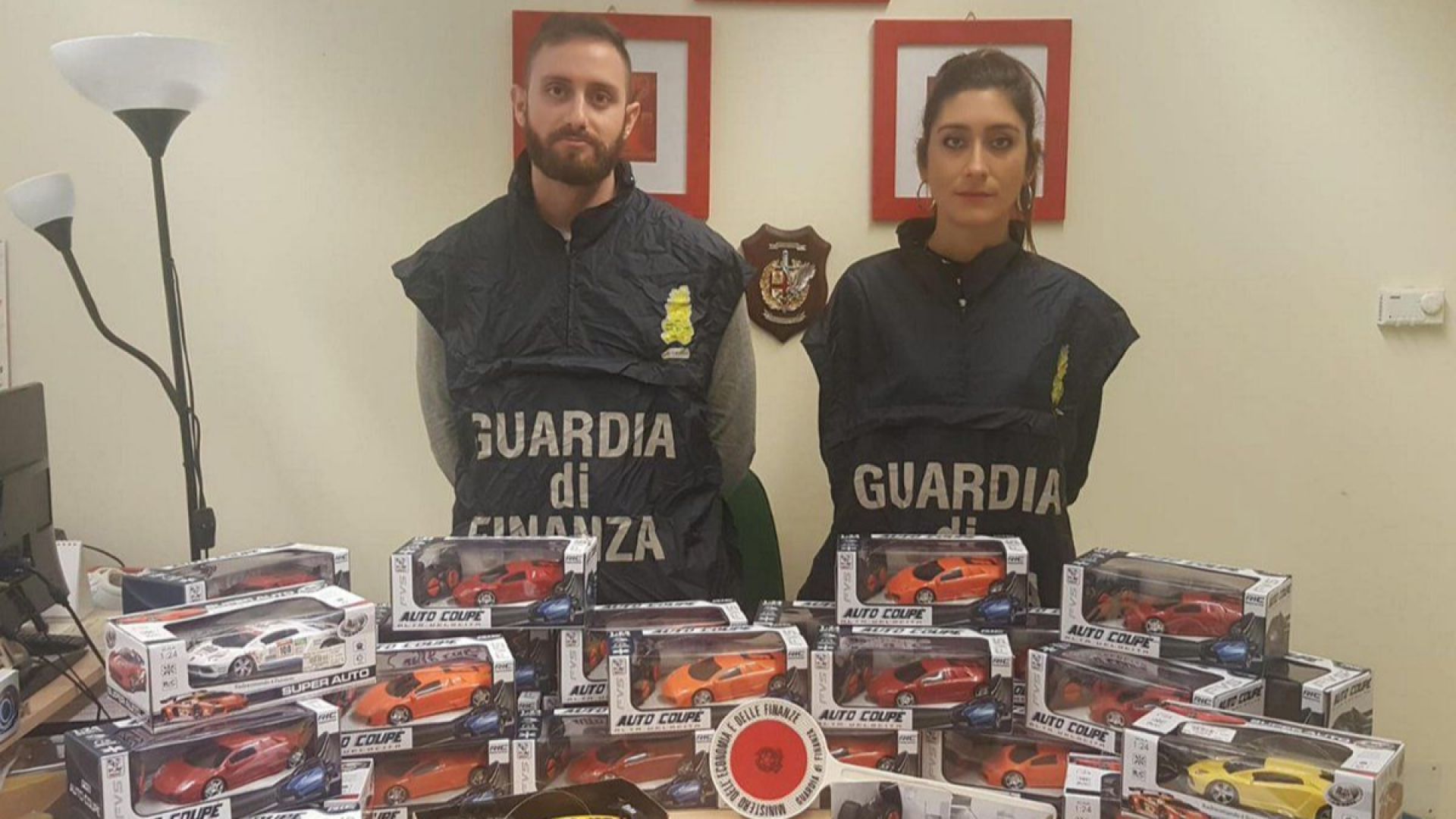 Арестуваха двама българи за внос на фалшиви играчки в Италия