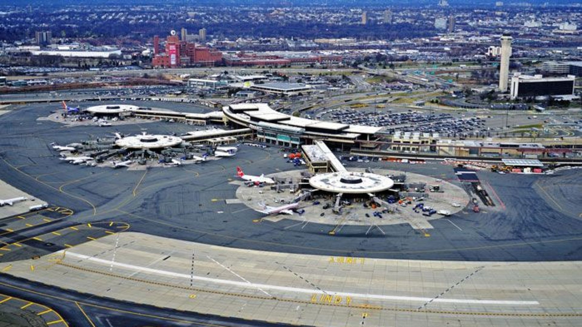 Пътници бяха евакуирани по надуваеми пързалки след като канадски самолет