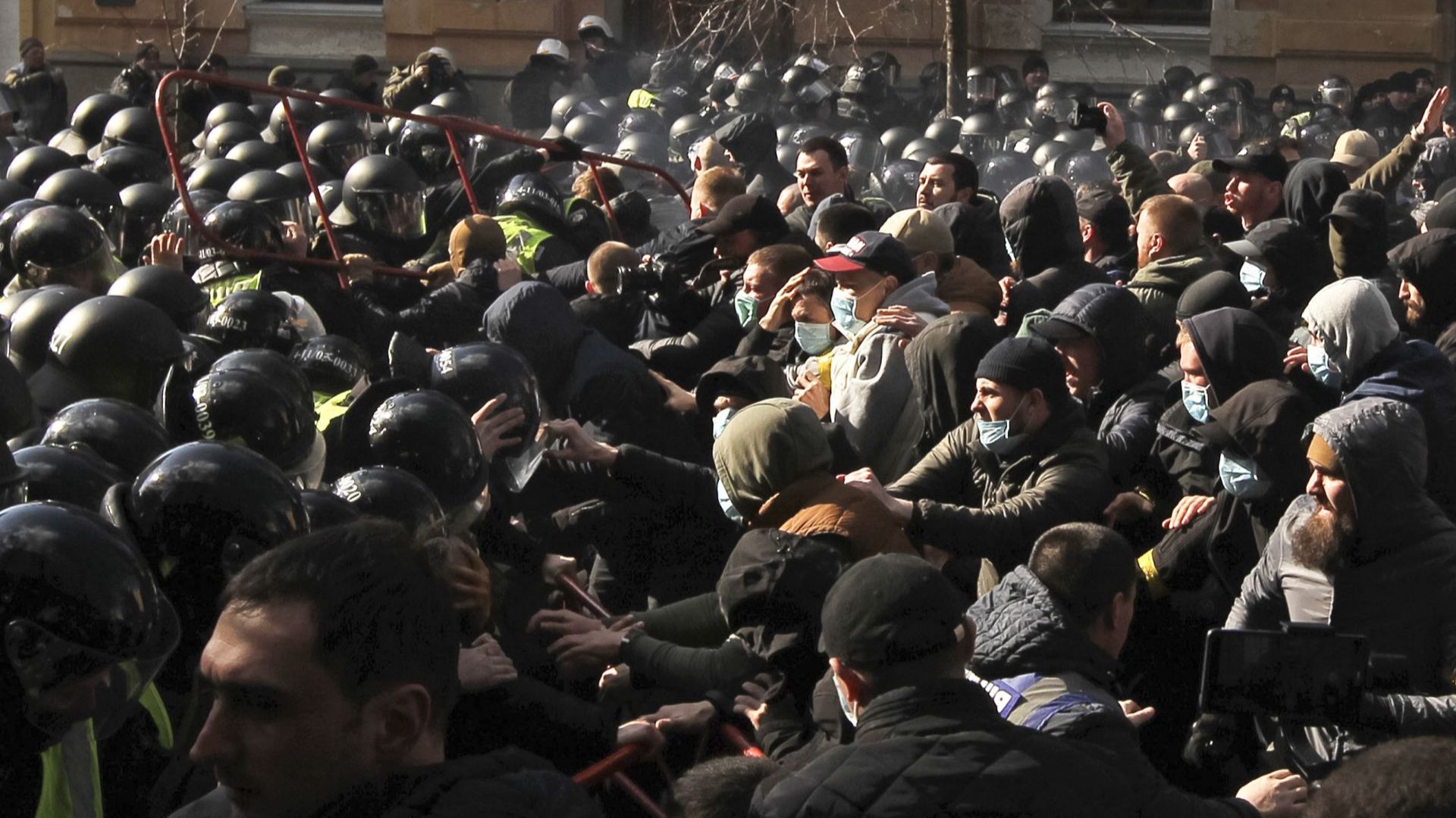 Трима полицаи са пострадали при стълкновение с крайнодесни демонстранти в