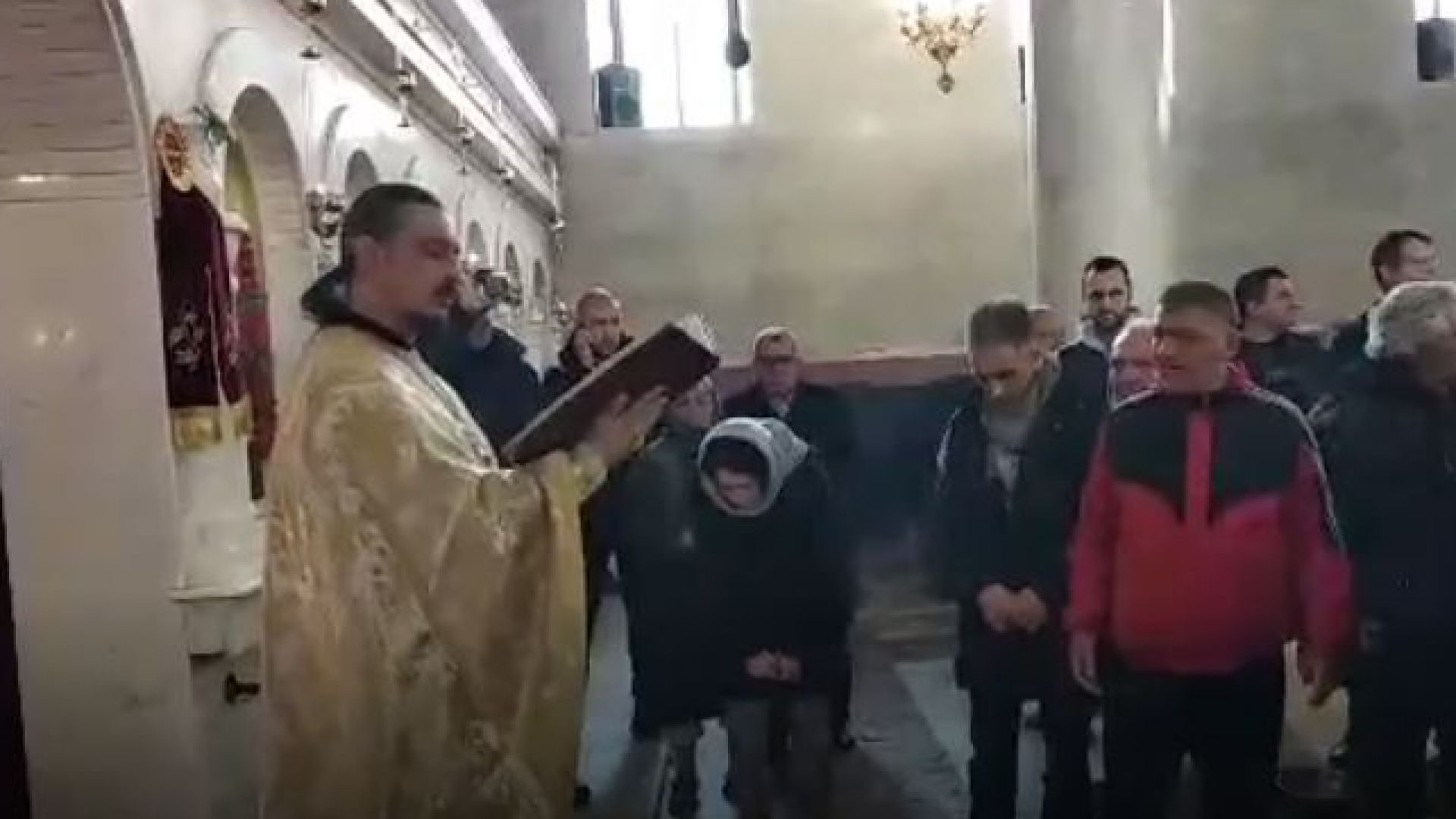 Протест в Петрич отново в защита на отстранения свещеник