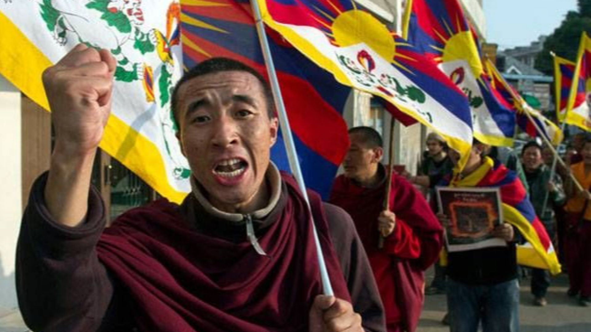 Тибетски активисти разлепиха плакати и издигнаха тибетското знаме в индийската