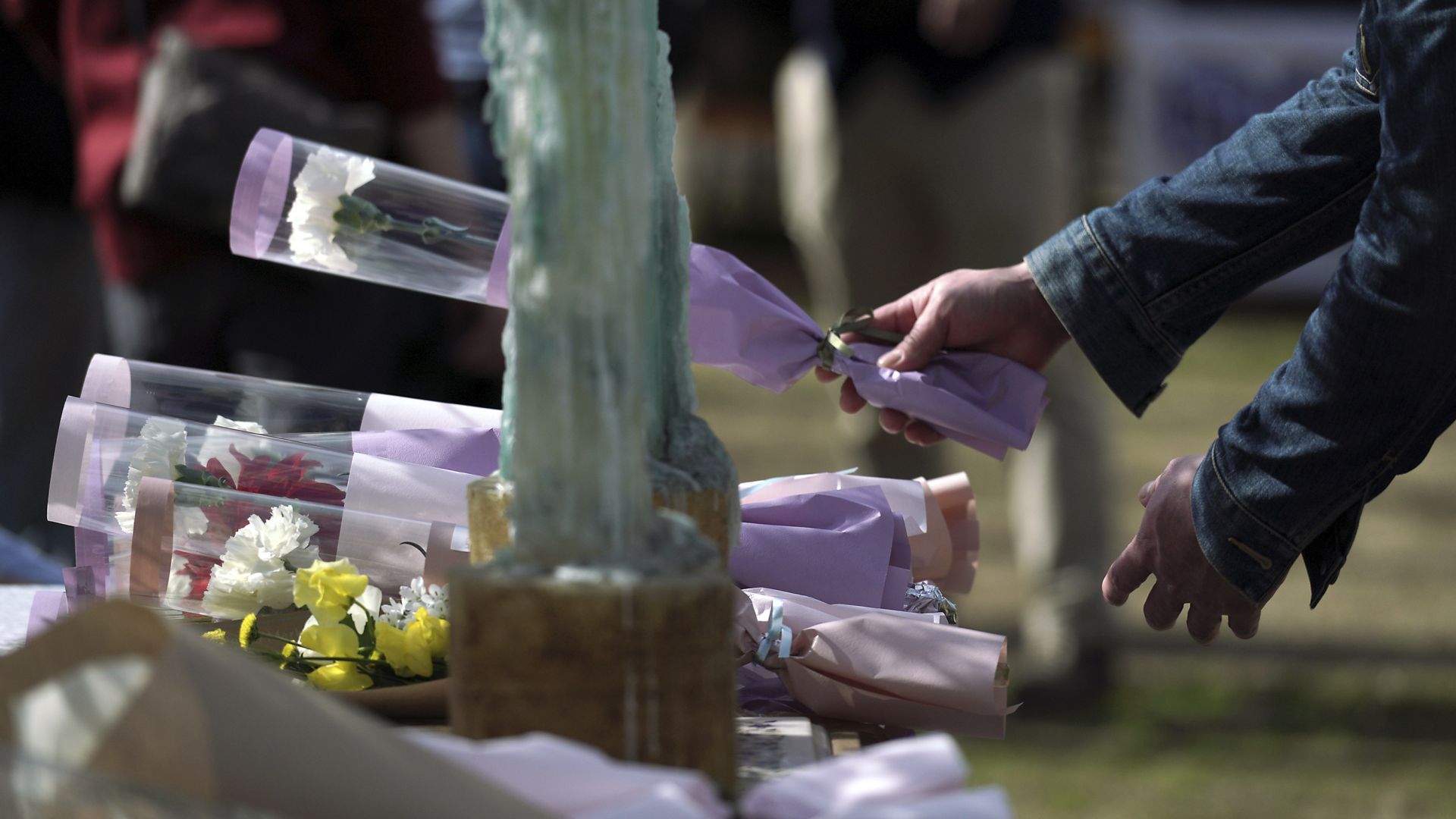 Светът си спомня за три трагични годишнини днес годишнината