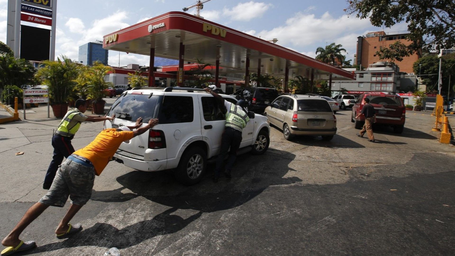 Венецуела на прага на хуманитарна криза: Няма ток, вода и бензин, разграбват магазините