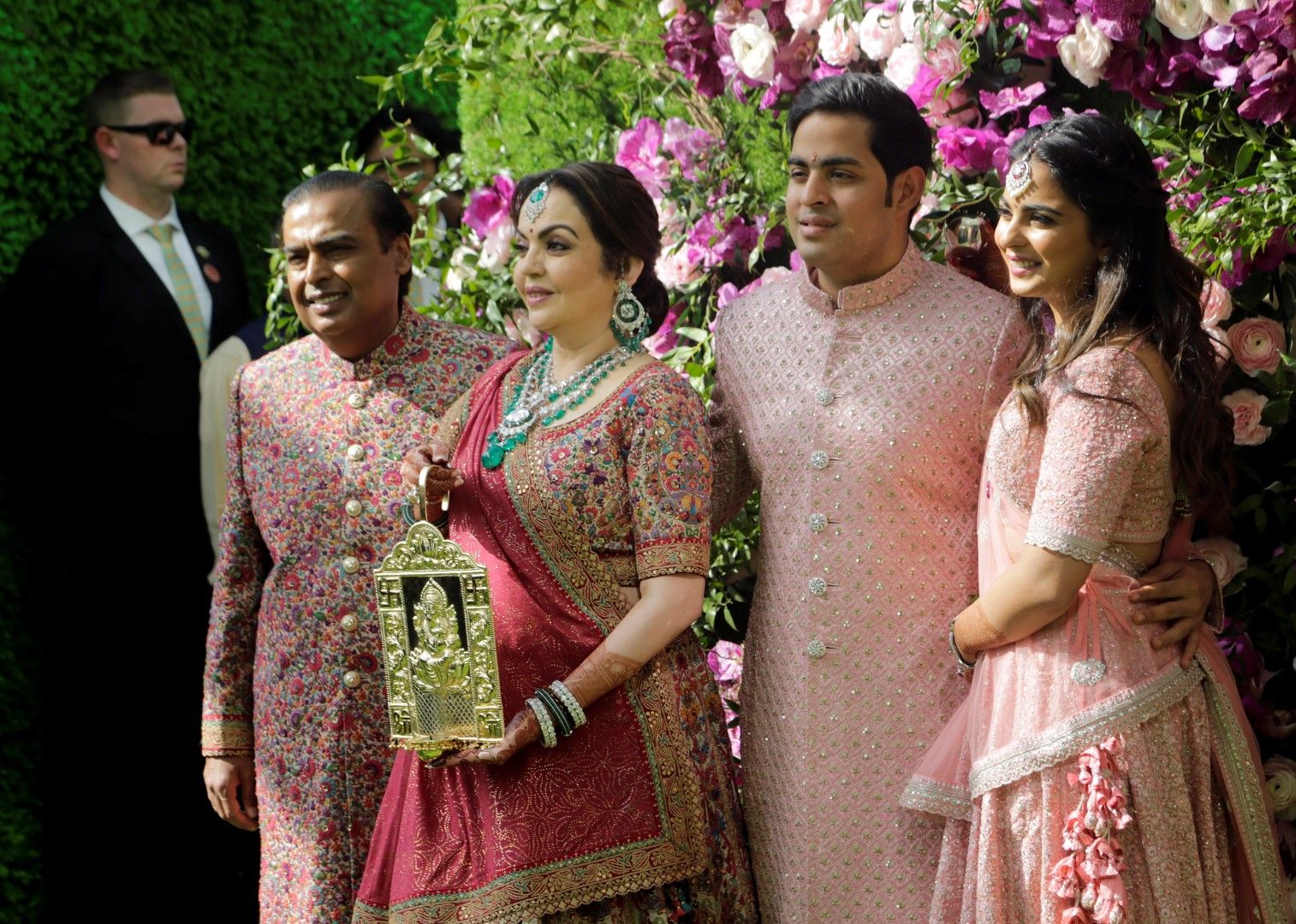 Свадьба сына индийского миллиардера. Нита Мукеш Амбани. Мукеш Амбани свадьба. Нита жена Мукеша Амбани. Миллиардер Мукеш Амбани.