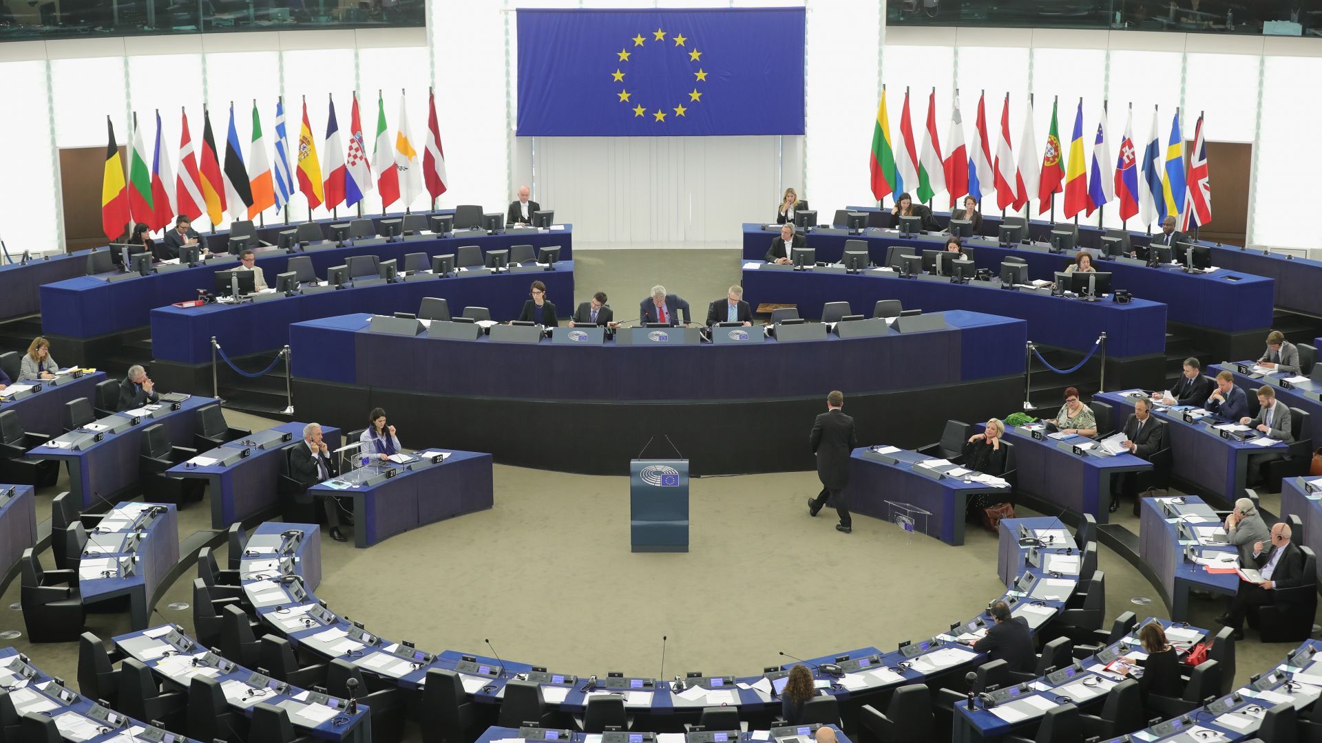Български евродепутати не гласуваха и вкараха пакета "Мобилност" в ЕП, министърът бесен