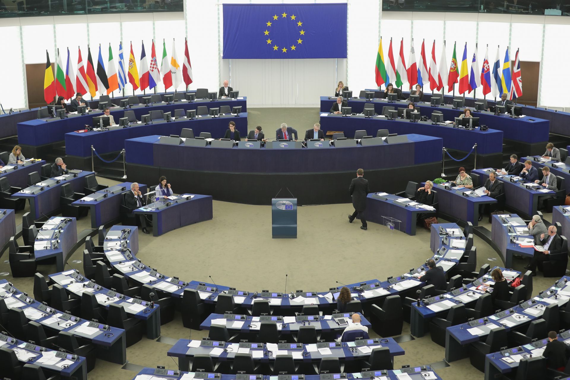 Европейският парламент режши днес да остави без промяна дневния си ред и да обсъди и гласува в сряда пакта за мобилност