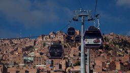 В Боливия избягват задръстванията с градски лифт