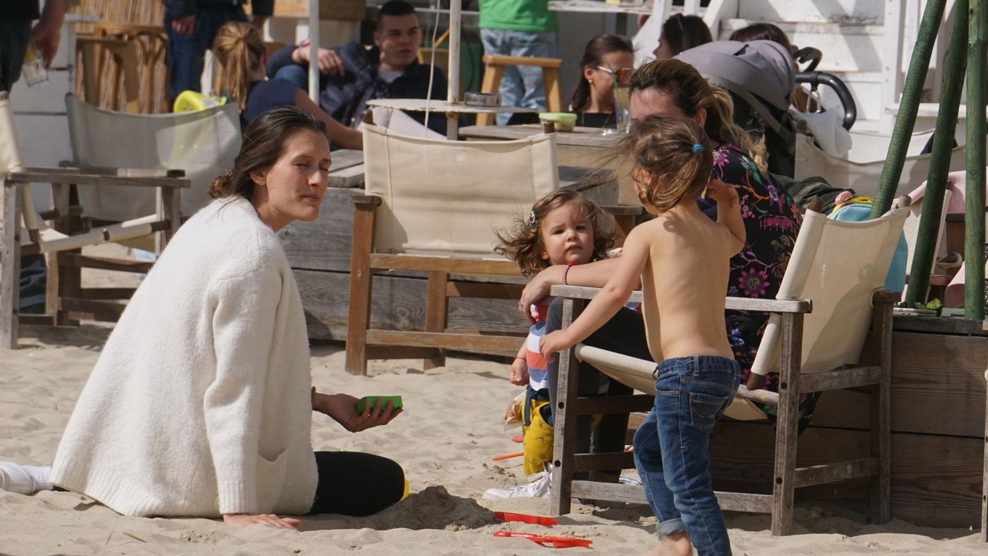 Топлото време напълни плажните заведения във Варна въпреки делничния ден