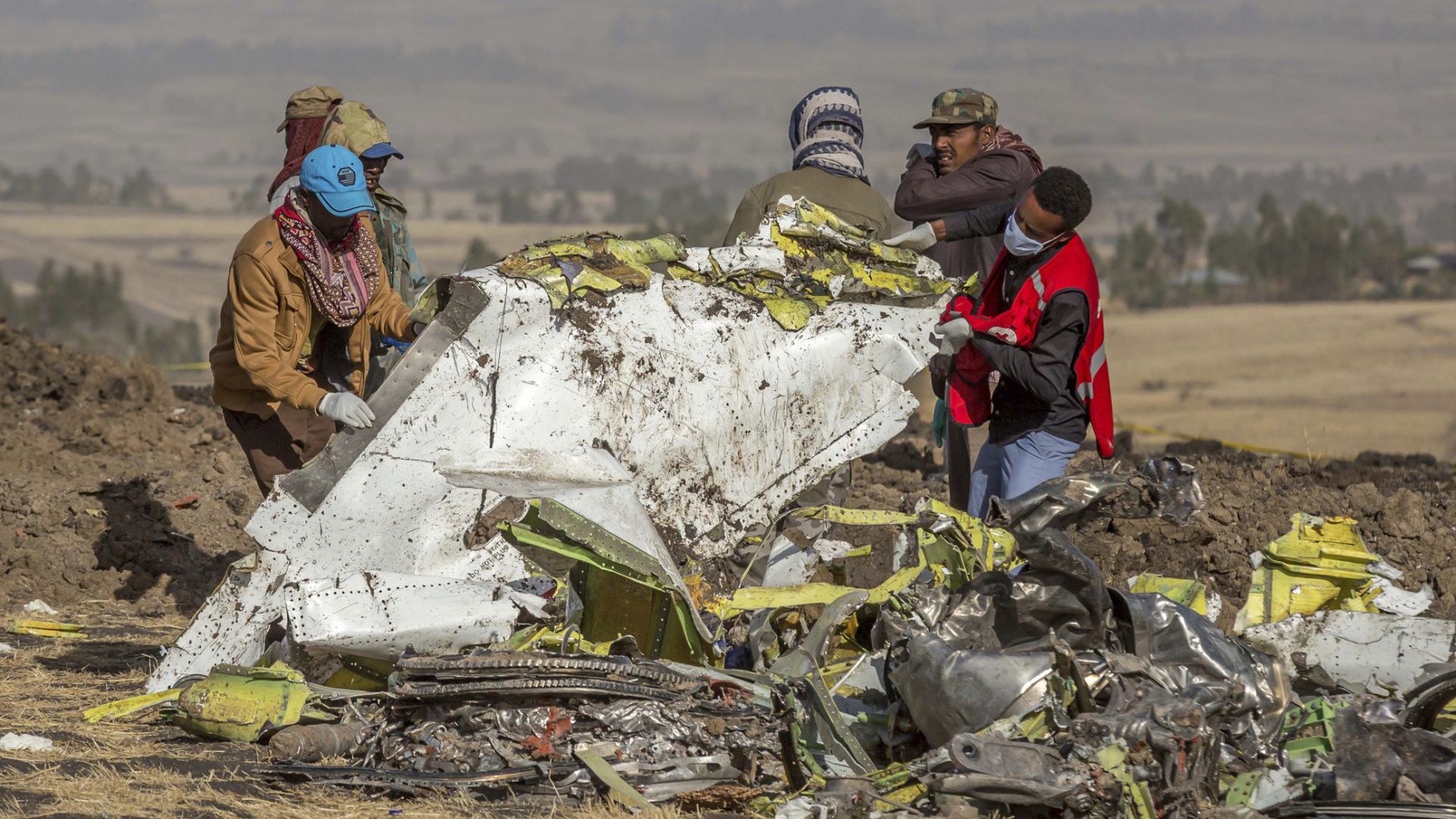 Намерена е черната кутия на катастрофиралия етиопски пътнически самолет регистрирала