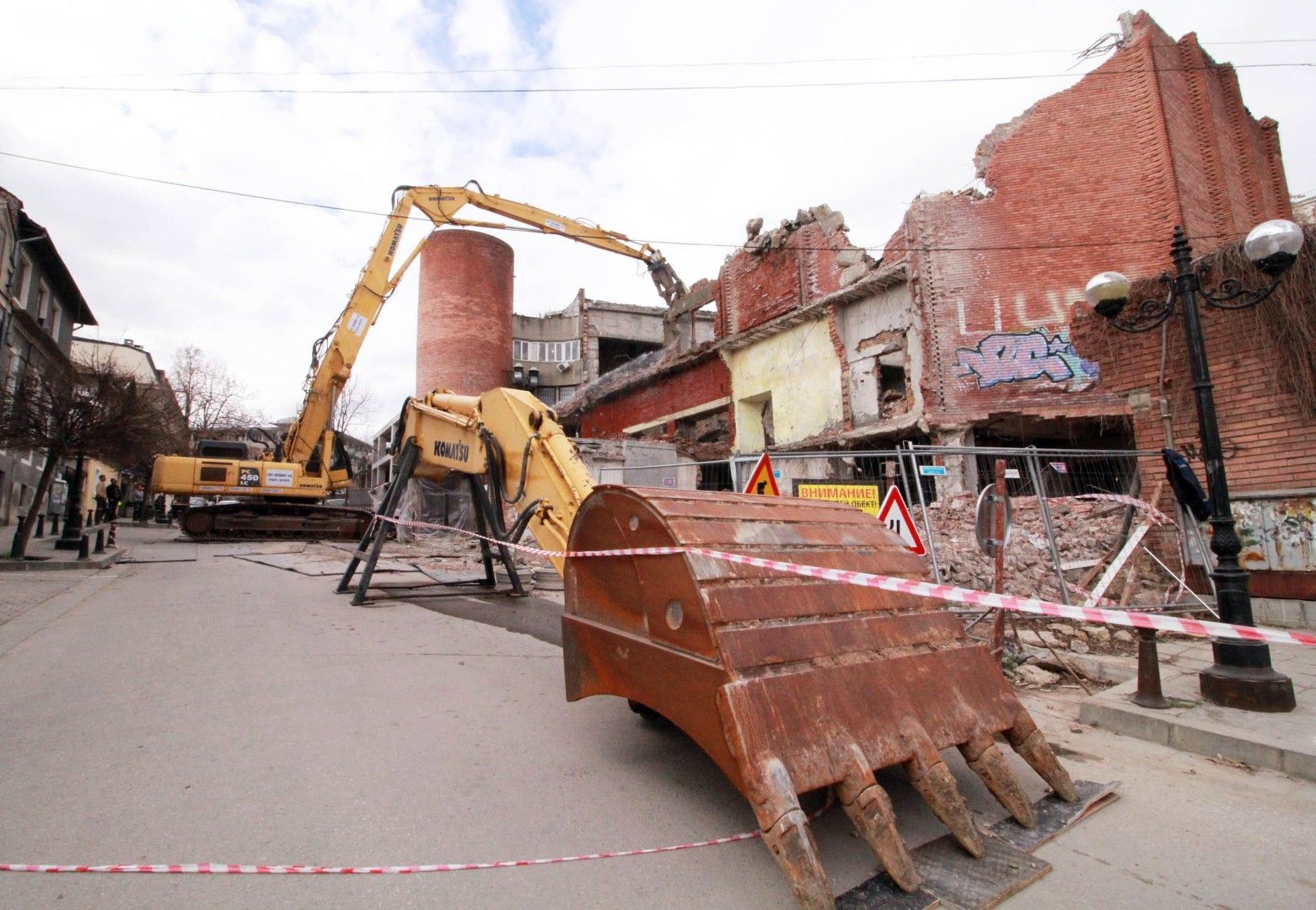 Тежки машини събарят сградата на емблематичното кино "Полтава" 