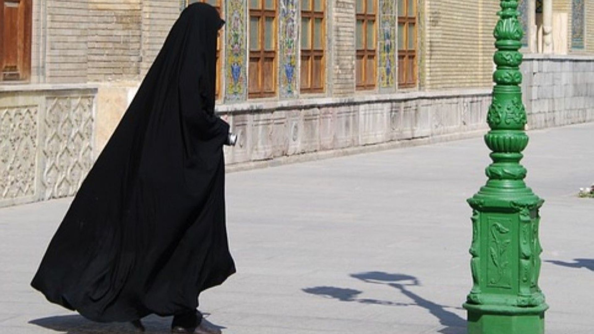 Ирански влюбени бяха арестувани, защото си казаха "Да" в мол