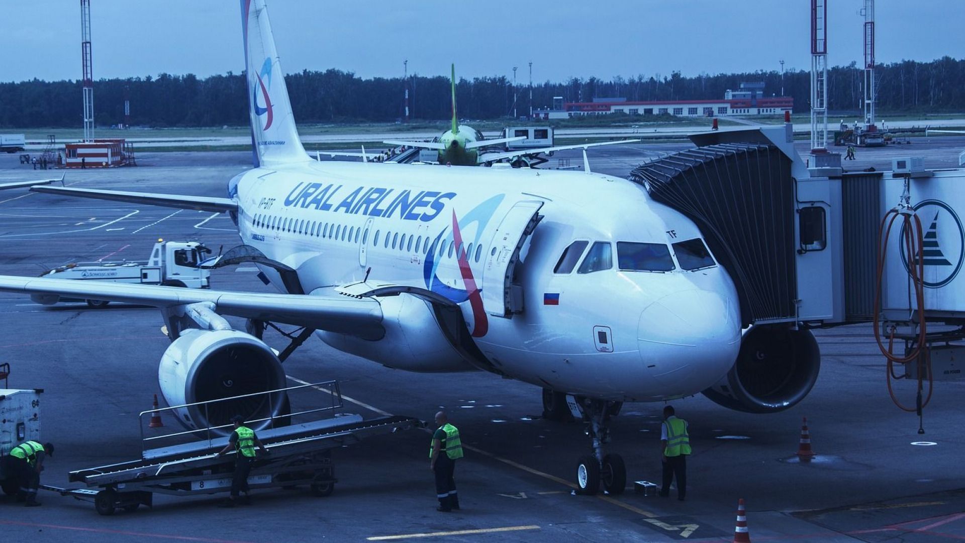 Самолет на Уралските авиолинии, пътуващ от Бахрейн за Москва, се