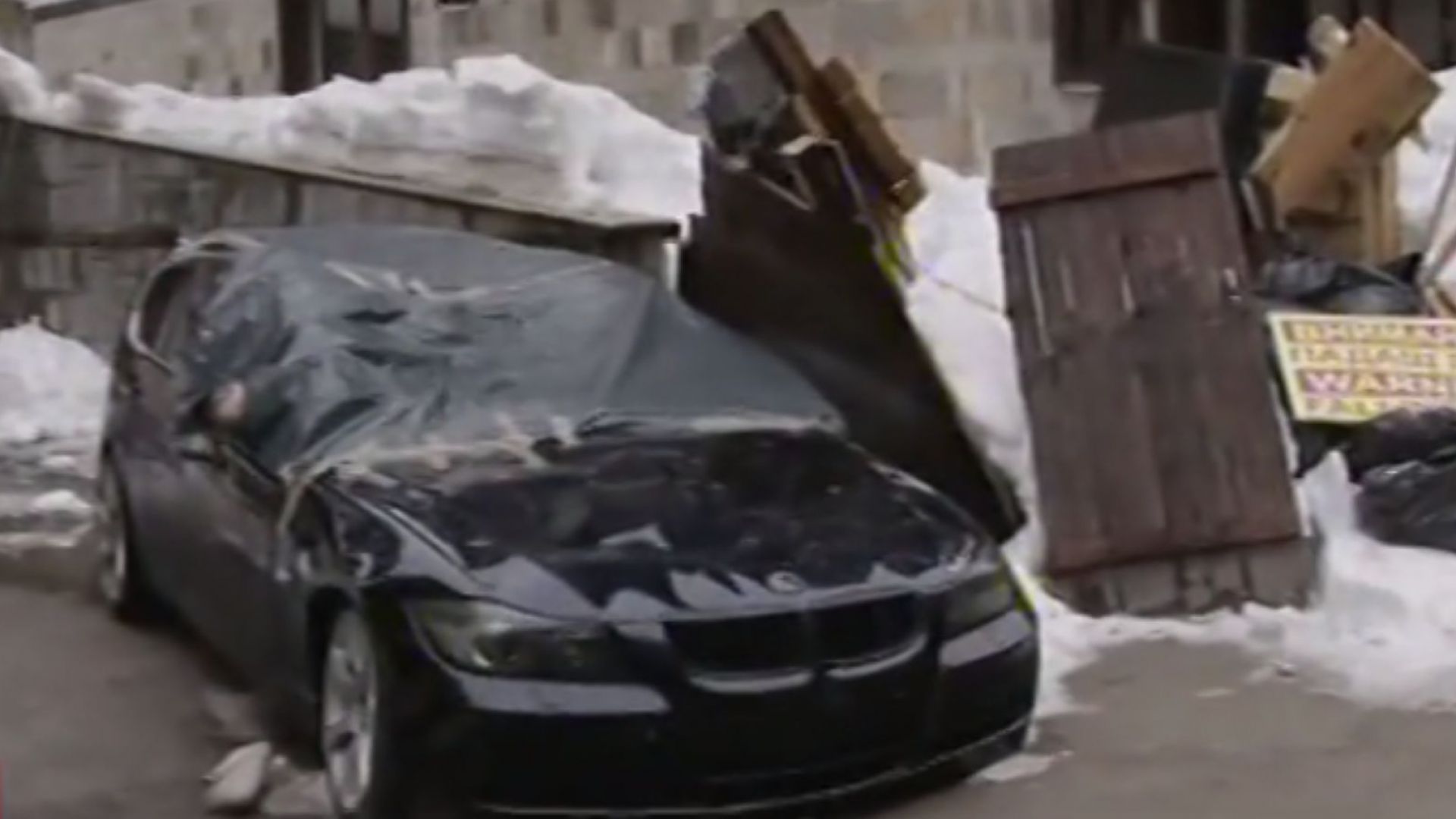 Сняг падна от покрив и премаза няколко автомобила в Пампорово