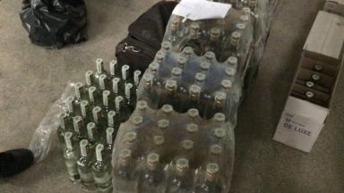 Митничари откриха над 300 бутилки водка в автобус с пътници