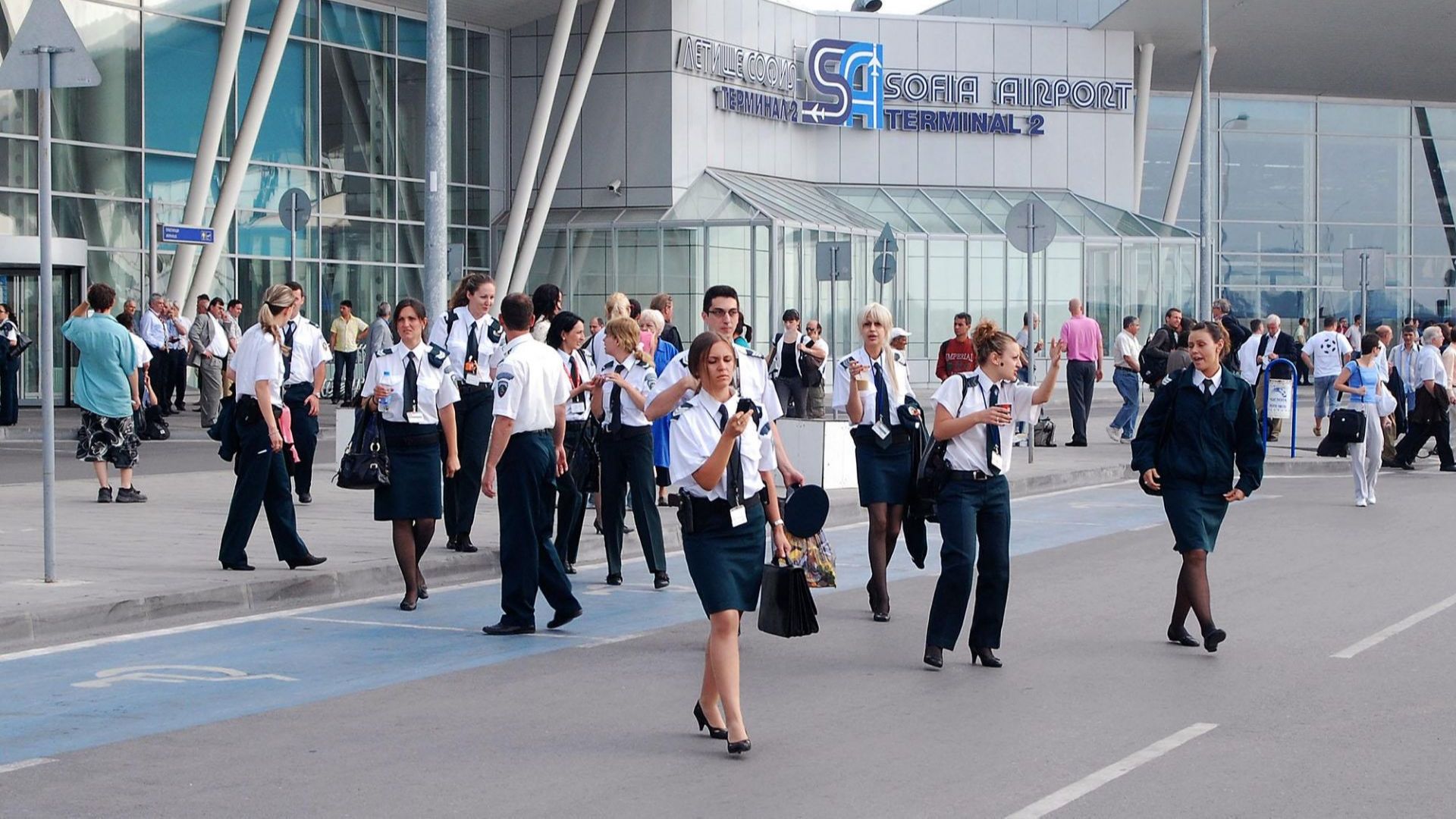 Намалява желанието за емиграция сред младите хора в България Това