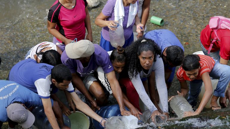 Венецуела без ток: наливат вода от канализацията