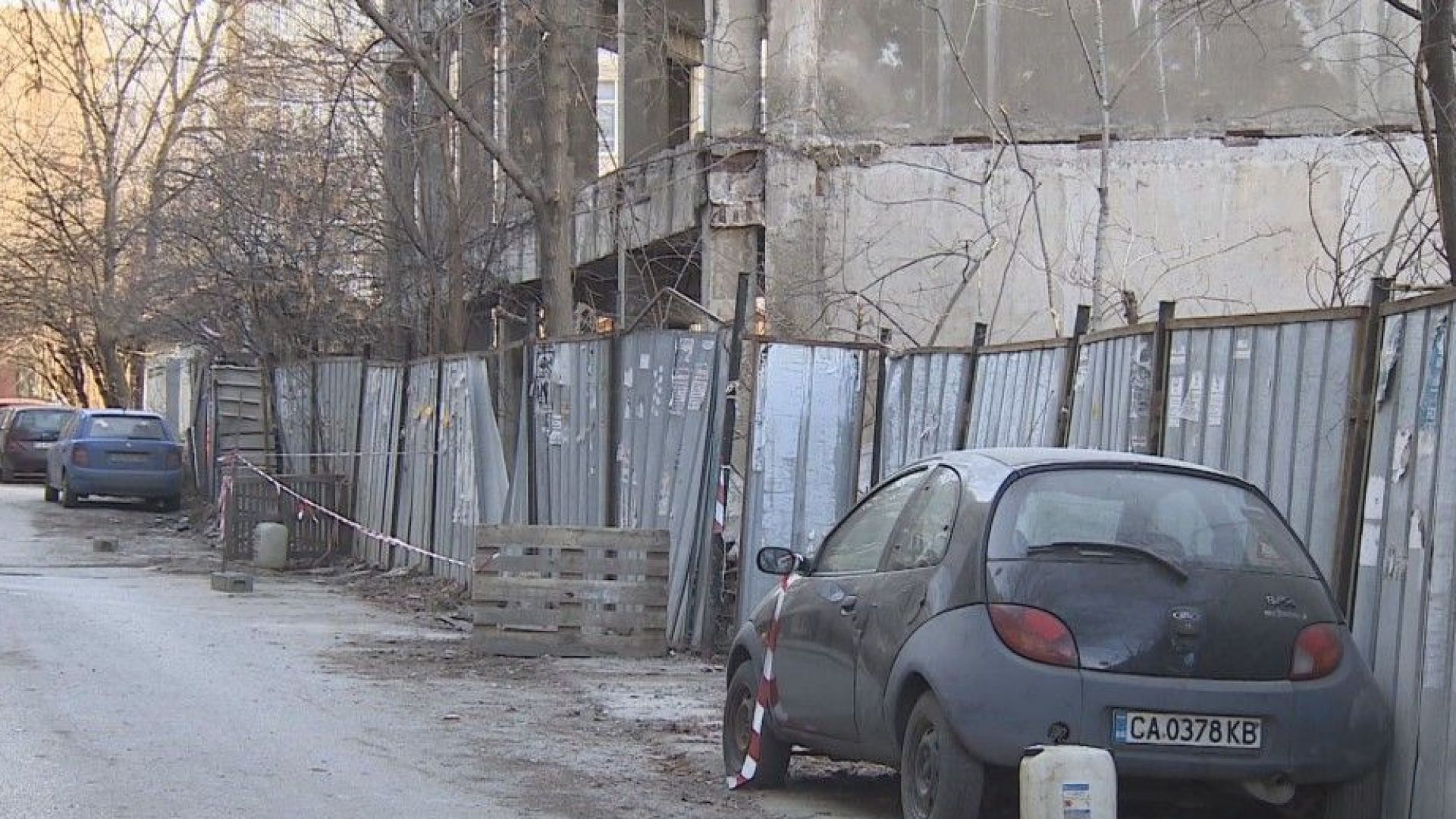 Бетонен блок удари покрив на пицария в София