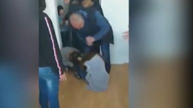 Учител е задържан след намеса с юмруци в бой между ученички (видео 18+)