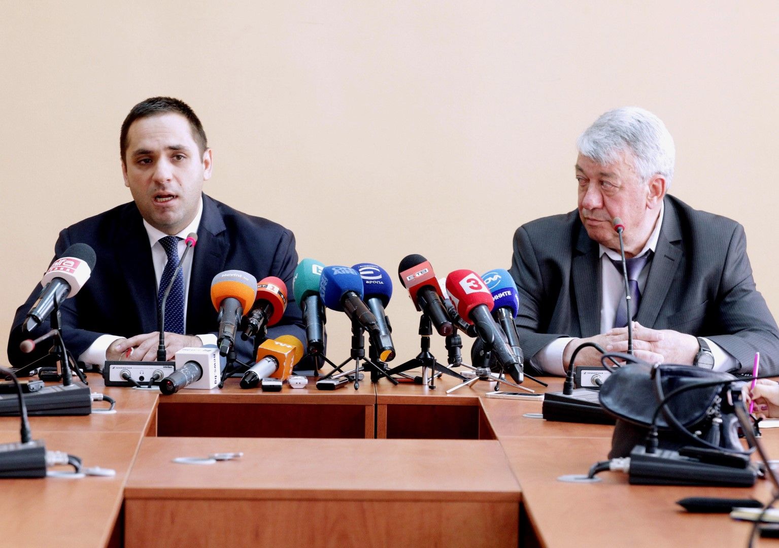 Министърът на икономиката Емил Караниколов (ляво) и  Симо Симов (дясно), говорител на Националното сдружение на търговци и превозвачи на горива