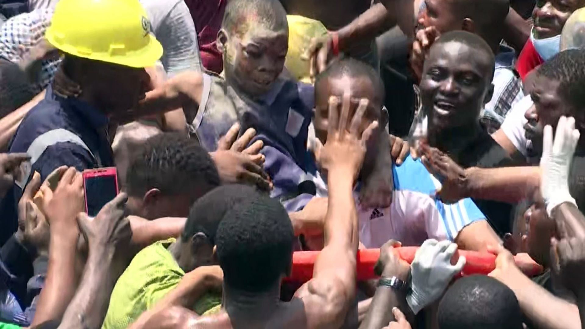 Триетажна сграда в която се помещава и училище е рухнала