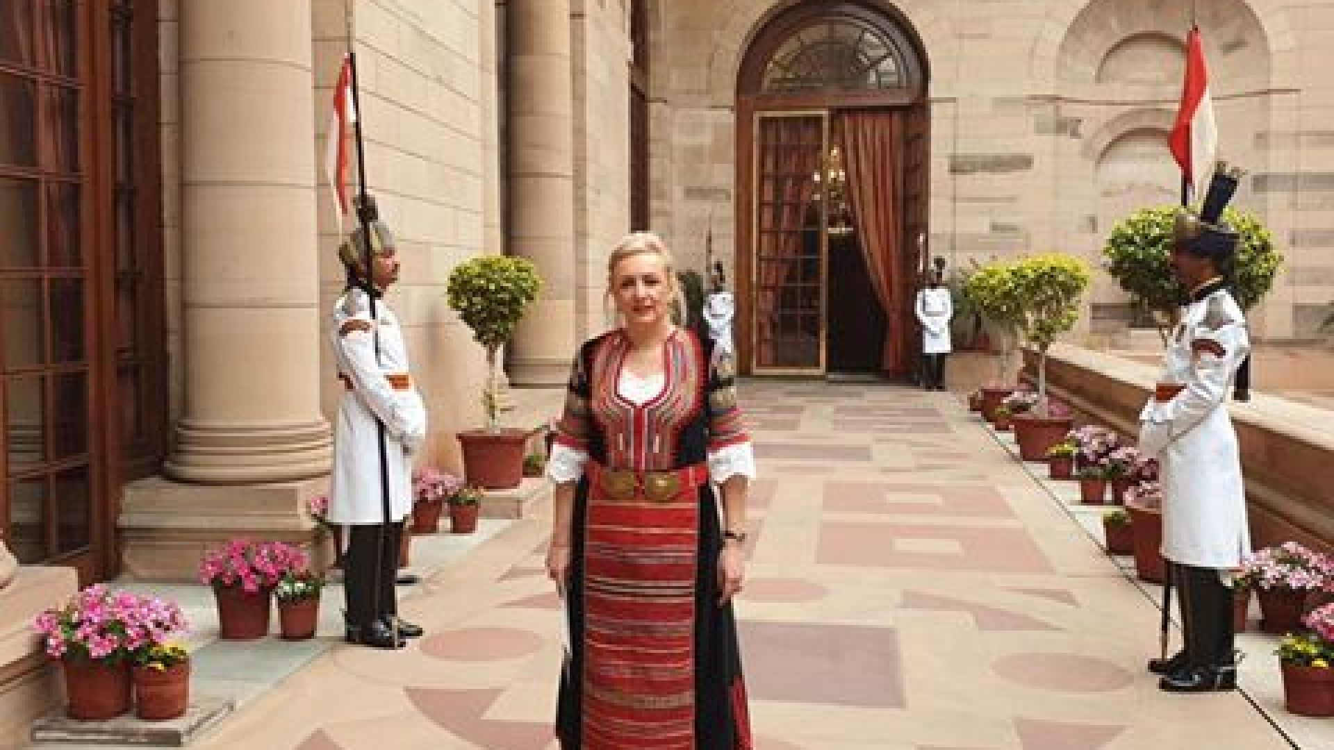 Българският посланик в Индия връчи акредитивните си писма в национална носия