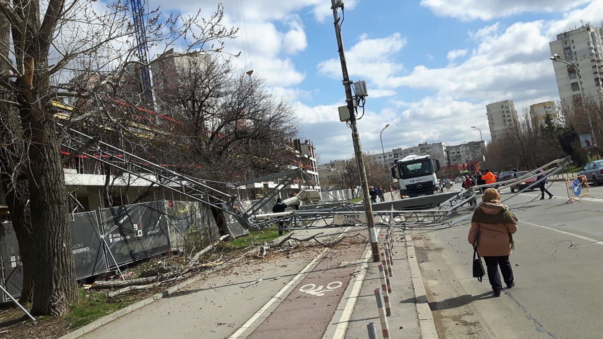 Кран от строителен обект падна в София Конструкцията се е