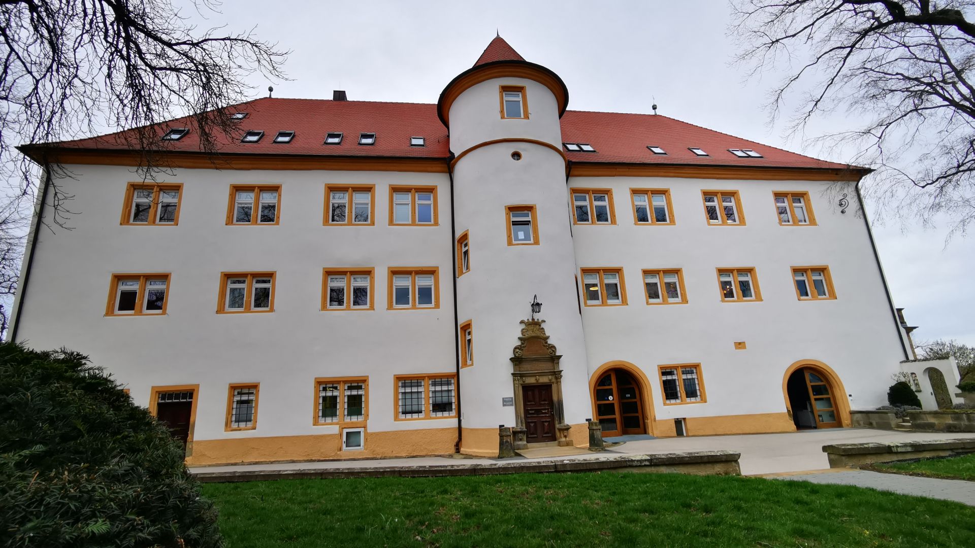 Централата на Hohenstein е разположена в замък