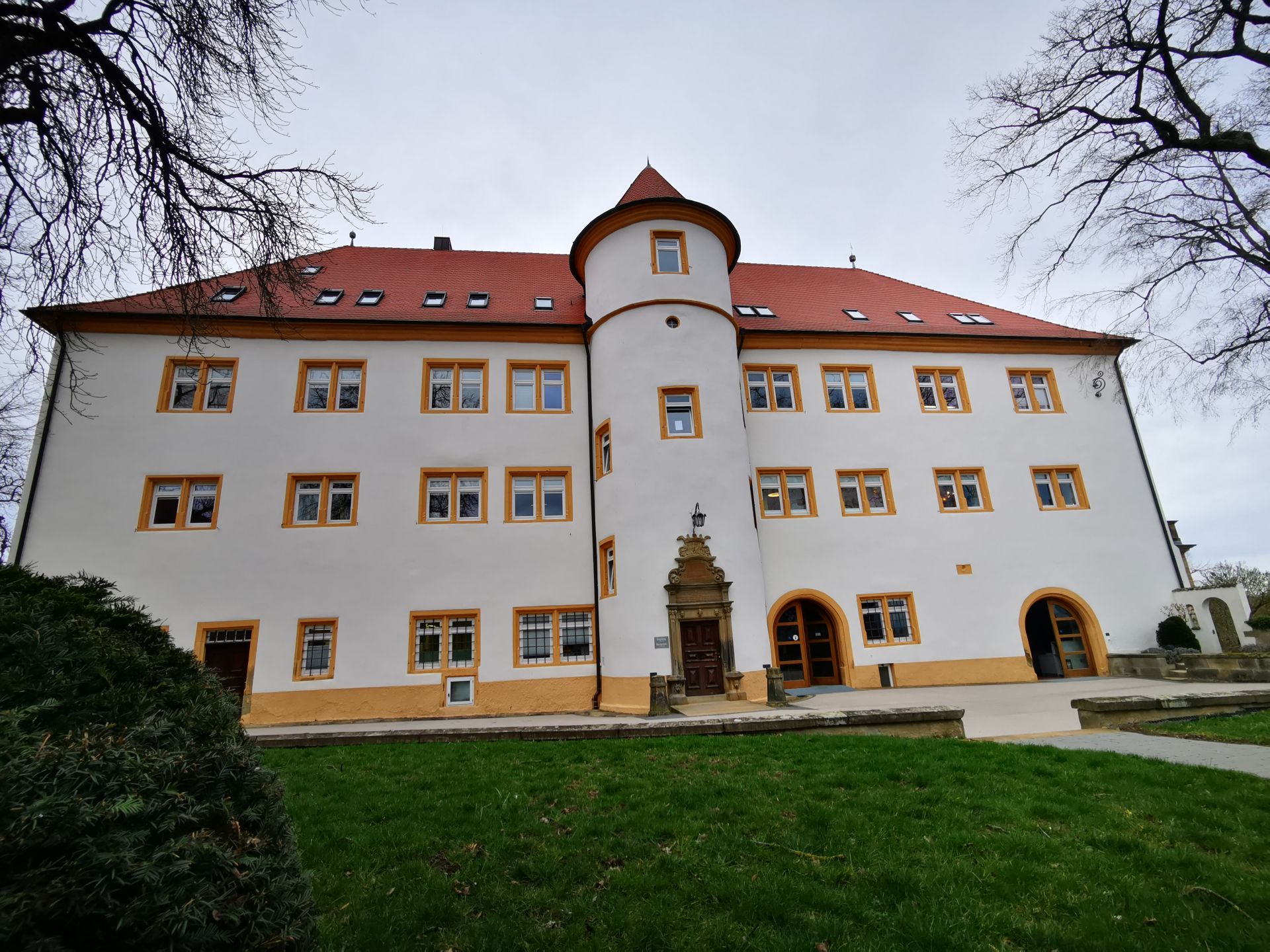Централата на Hohenstein е разположена в бивш замък