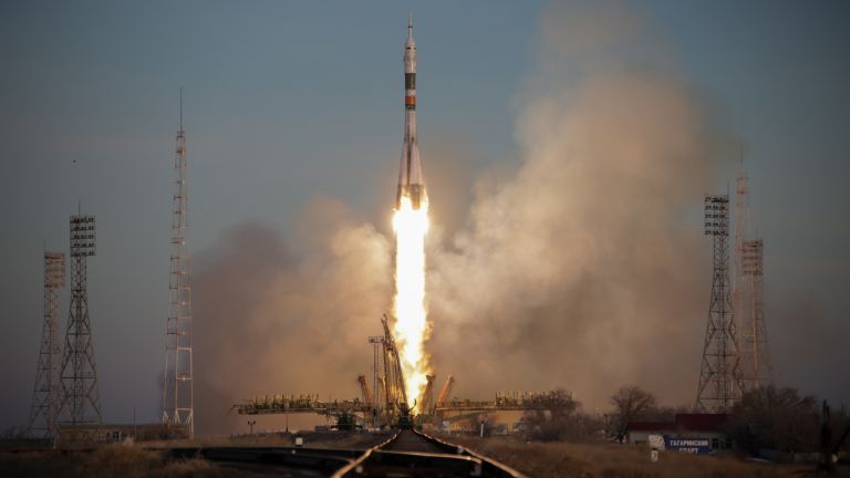 ОАЕ купува космически кораб от Русия