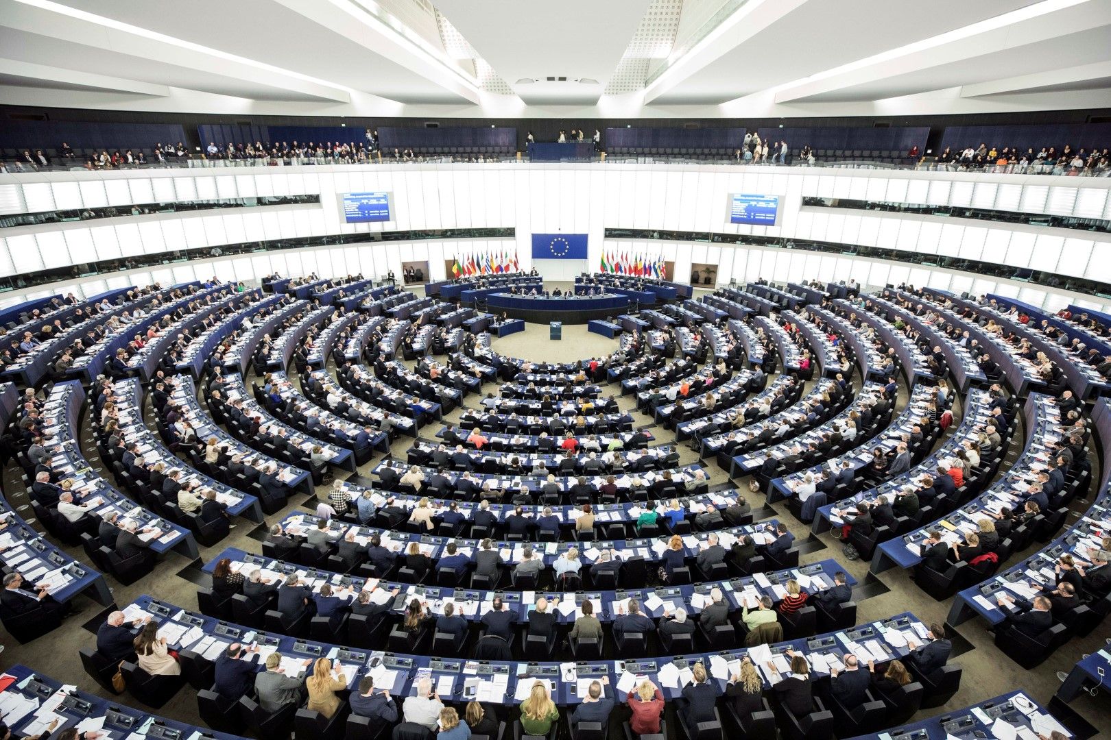 В текста на резолюцията на Европейския парламент се казва, че търговията с роби е престъпление срещу човечеството