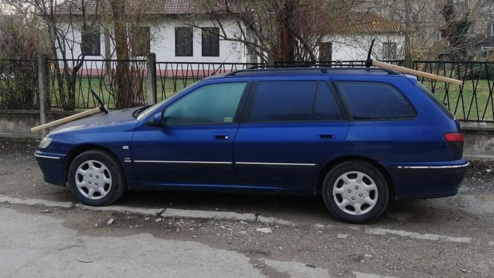 Лек автомобил осъмна с две забити в него кирки в