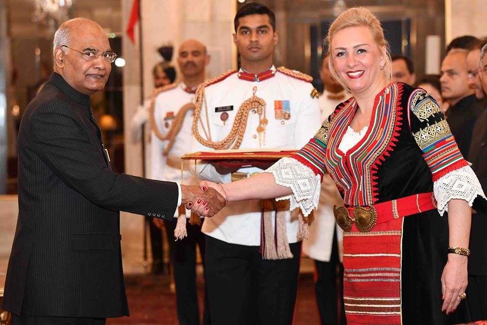 Българският посланик в Индия връчи акредитивните си писма в национална носия