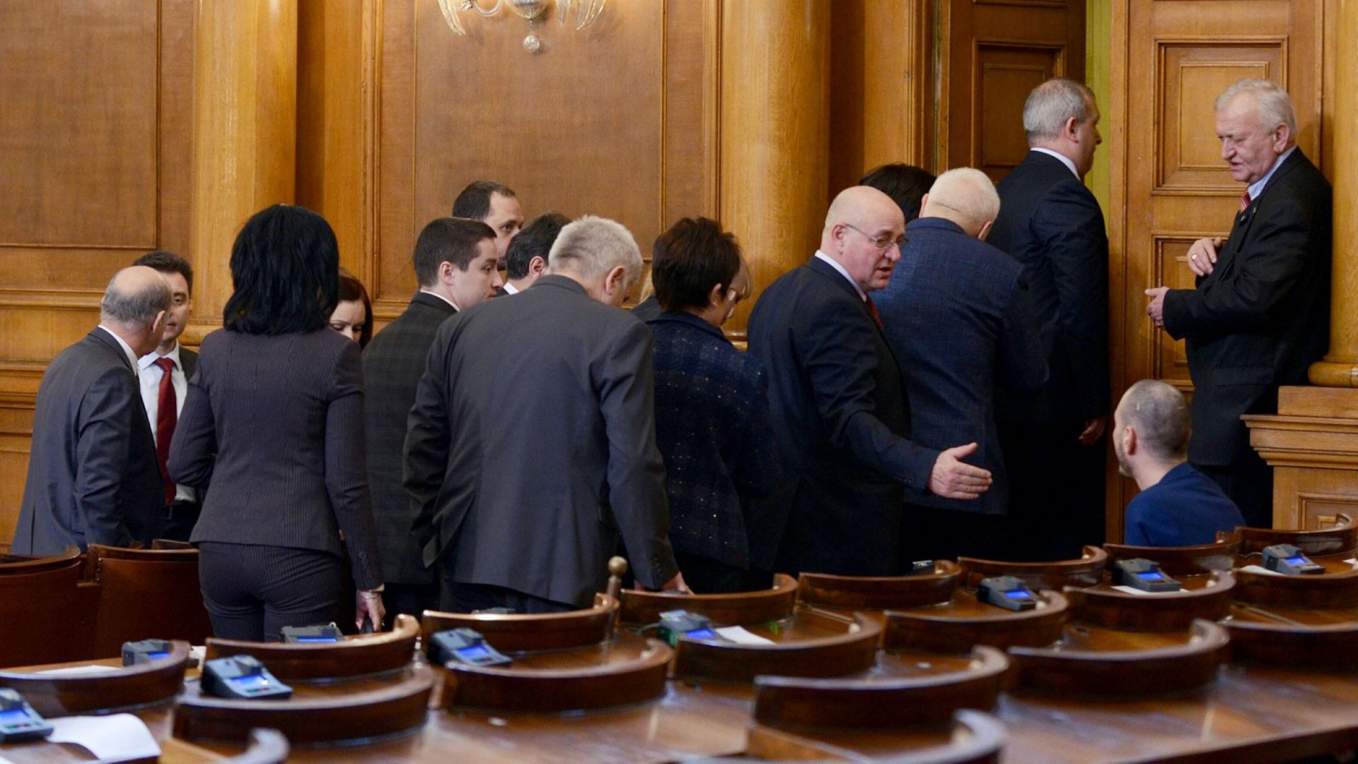 Внезапното оттегляне на парламентарната група на Воля от парламента постави