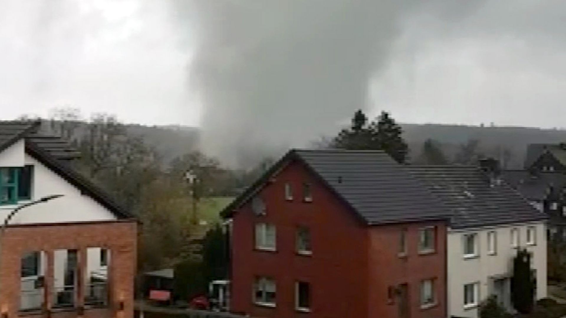 Най малко петима души пострадаха в община Рьотген провинция Северен Рейн Вестфалия