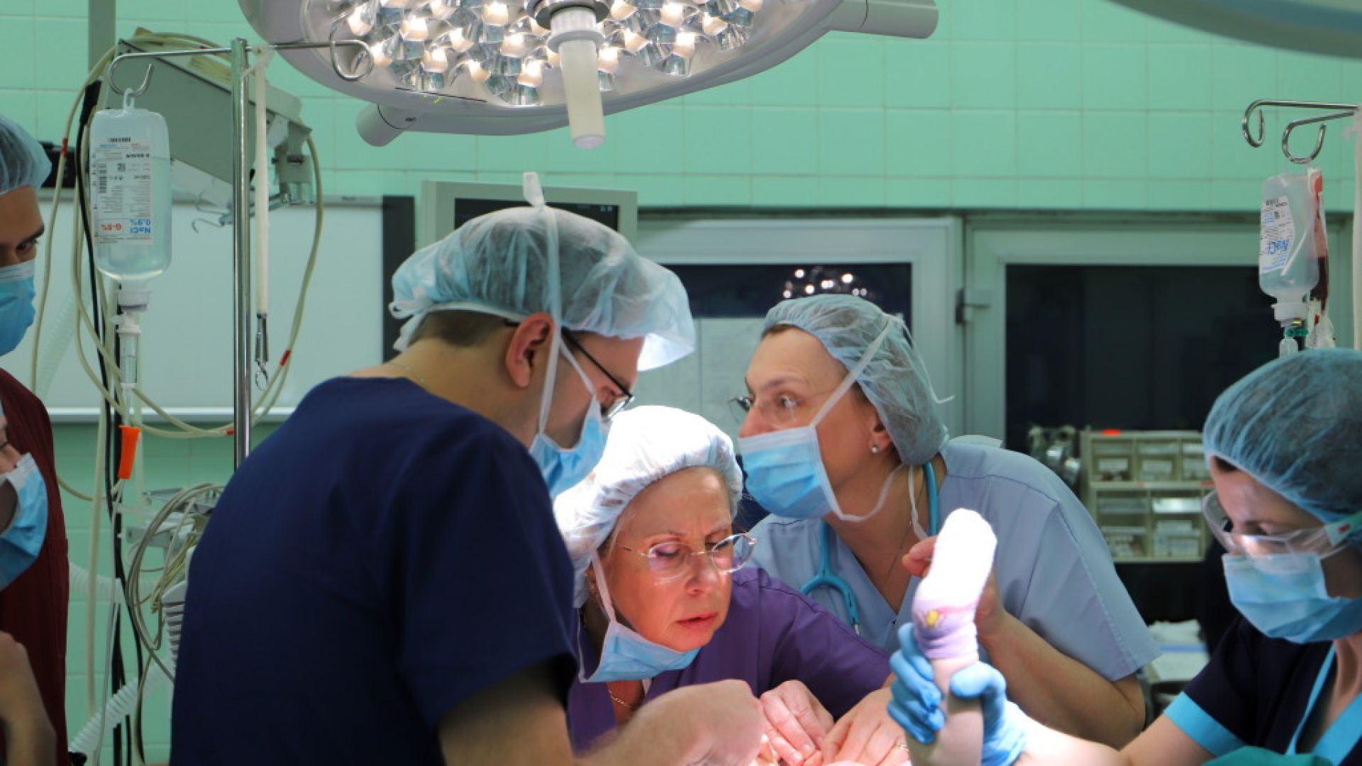 Лекари извършиха уникална операция на бебе на 1 г. с рядък тумор