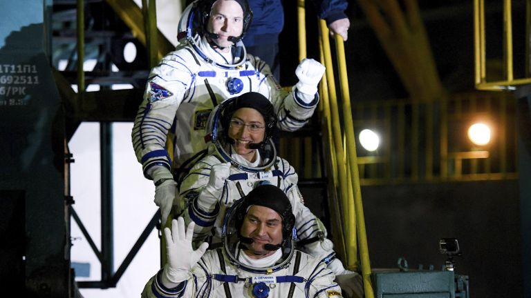 Руските астронавти излязоха в открития космос (видео)