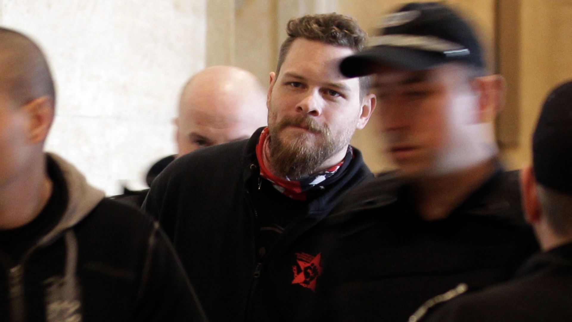 При закрити врата и изключителни мерки за сигурност ВАС гледа