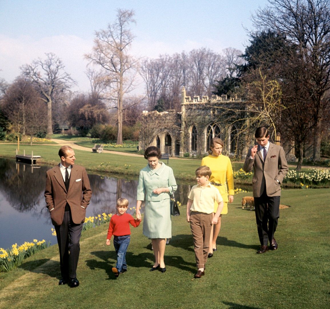 Кралицата и принц Филип на разходка във Фргомор хаус