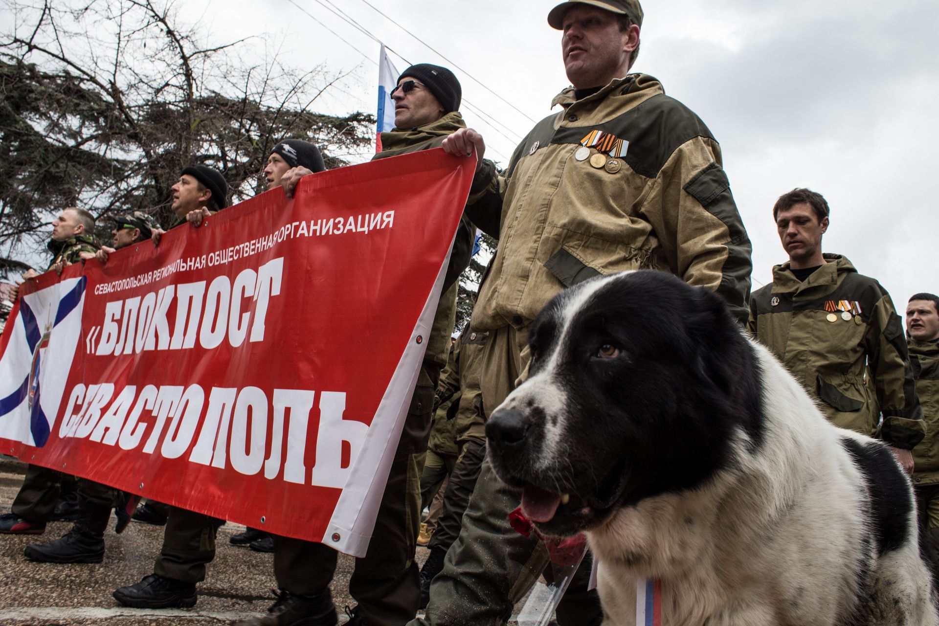  Хората празнуват първата годишнина от подписването на указ за анексирането на Крим от Руската федерация на 18 март 2015 г. в Севастопол, Крим
