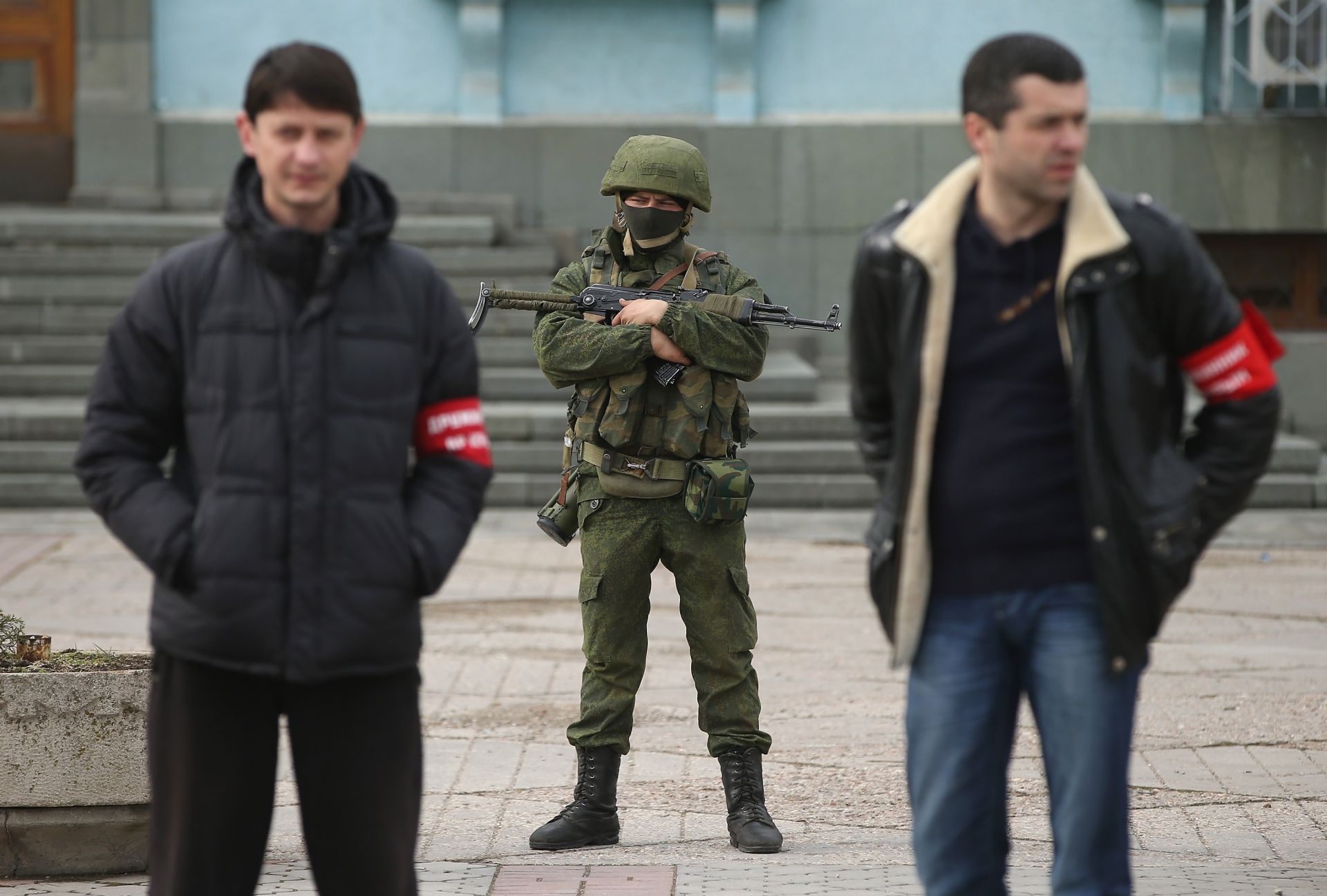 Местните проруски бойци стоят на стража пред сградата на местната власт на 2 март 2014 г. в Симферопол