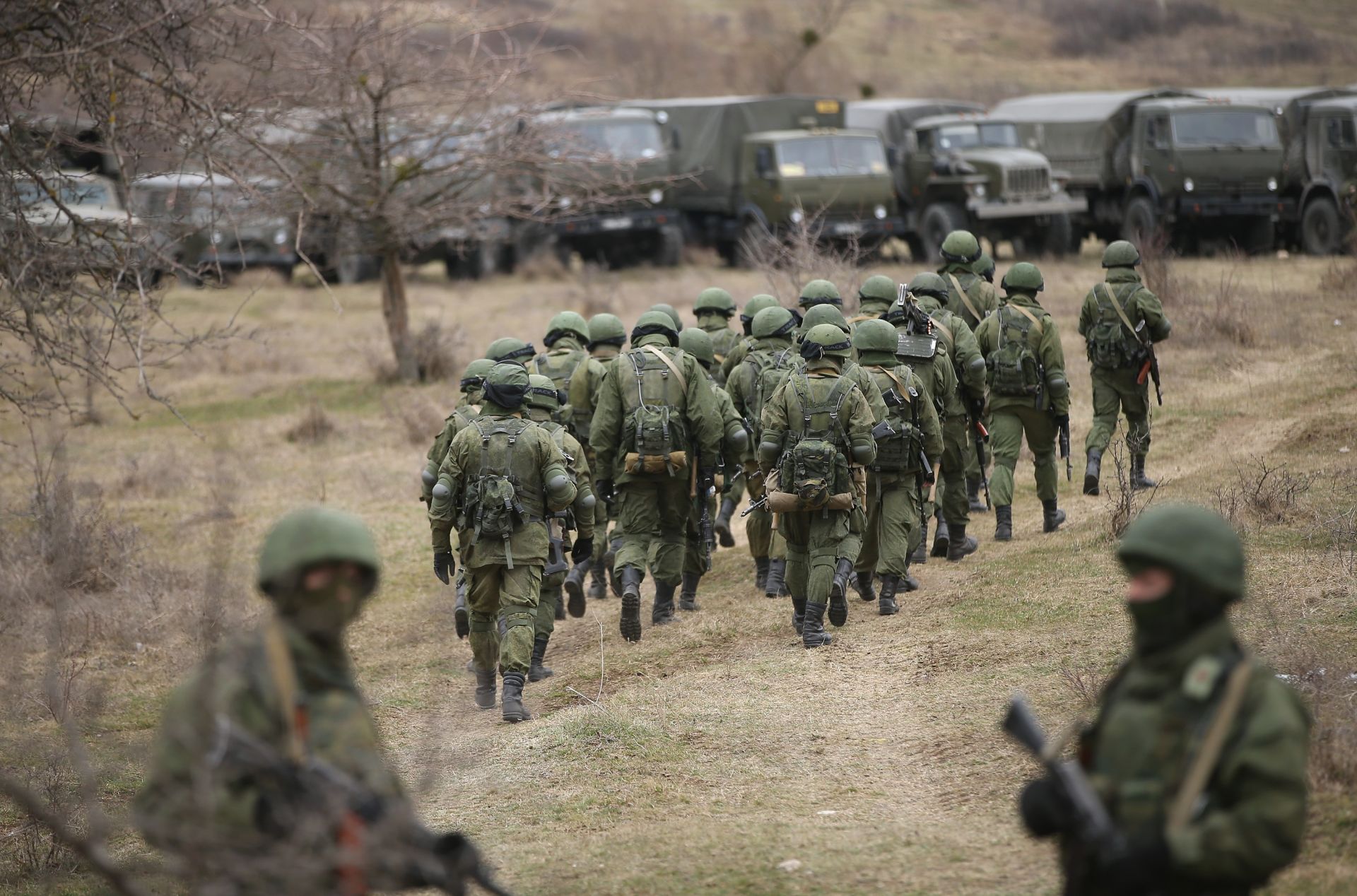 Крим на 2 март 2014 г. в Перевале: Няколкостотин въоръжени войници без обозначителни знаци заемат позиции около украинска военна база 