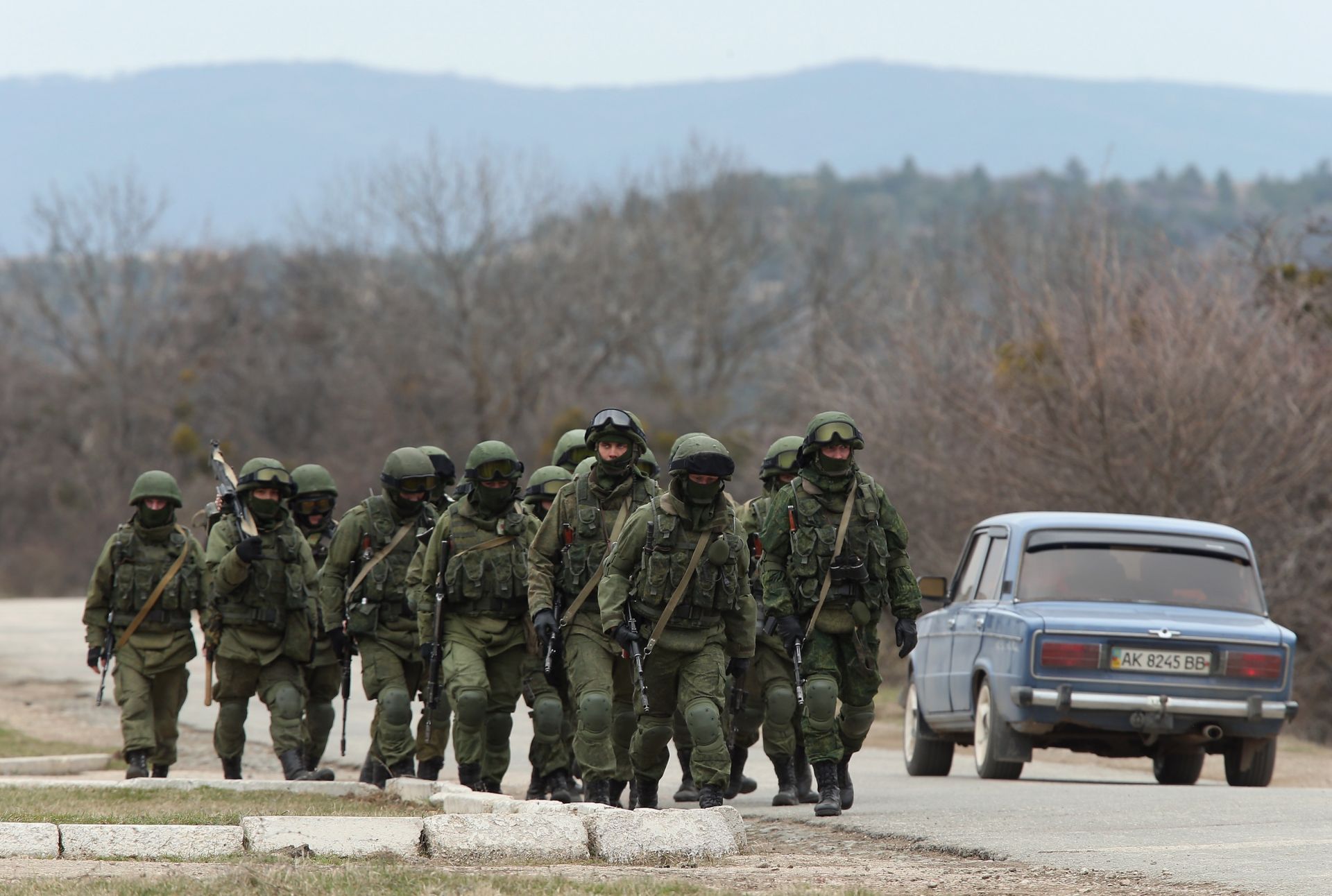 Войници, които бяха сред няколкостотин души, заемащи позиции около украинска военна база в периферията на базата в Крим на 2 март 2014 г. в Перевале, Украйна